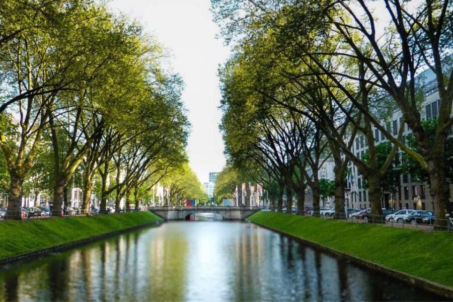 Düsseldorf: First Discovery Walk and Reading Walking Tour