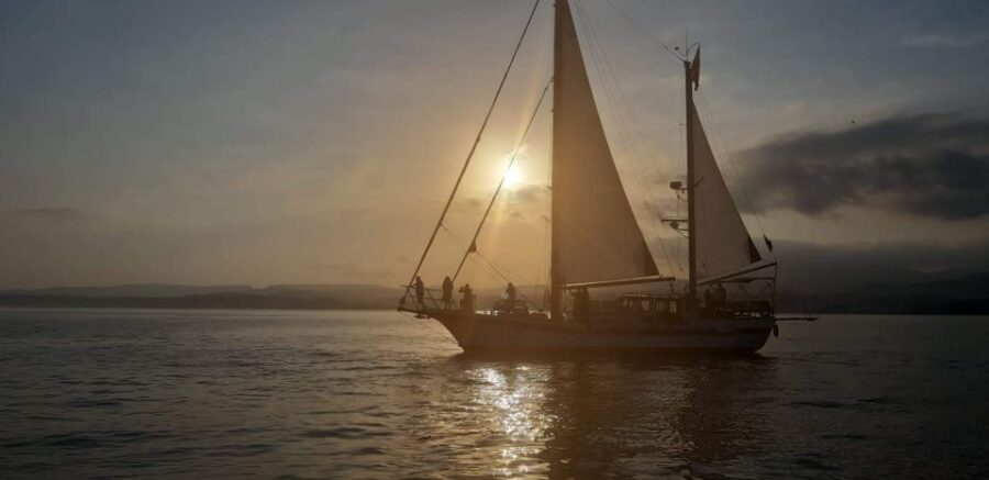 Estepona: Sunset Sailboat Cruise With Drink
