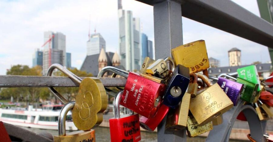 Frankfurt: Self-guided City Walk to Locals Favourite Places