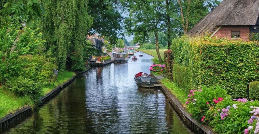 From Amsterdam: Zaanse Schans and Giethoorn Countryside Trip