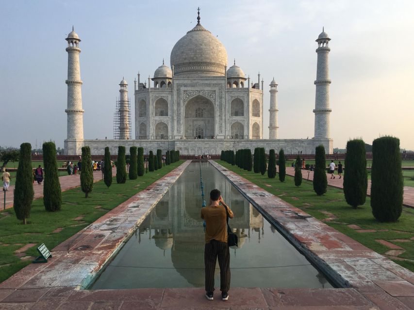 From Delhi: Taj Mahal, Agra Fort, Fatehpur Sikri Tour by Car