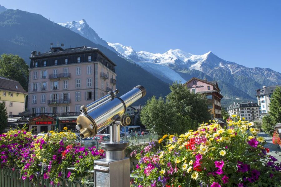 From Geneva: Day Tour to Chamonix & Yvoire Medieval Village