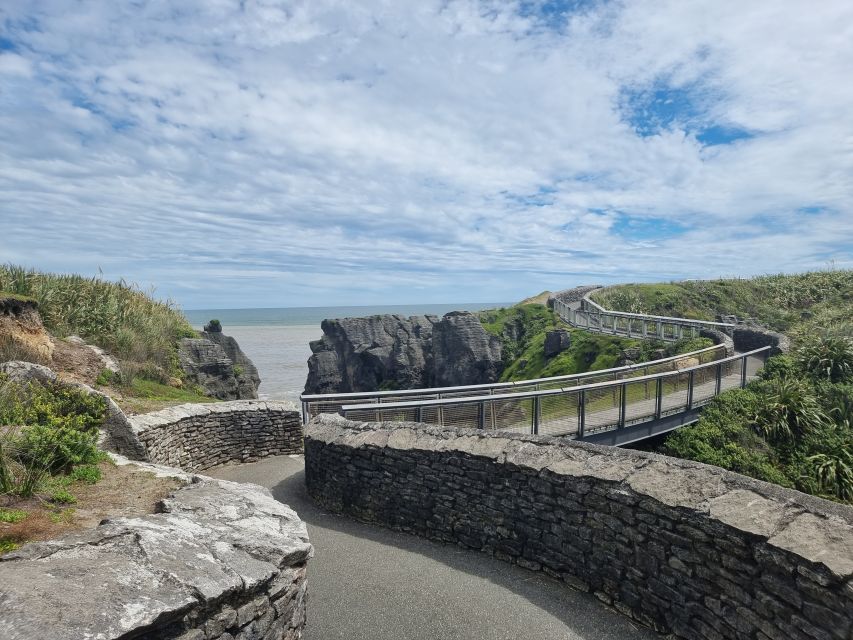 From Greymouth: Punakaiki Blowholes & Pancake Rocks Tour