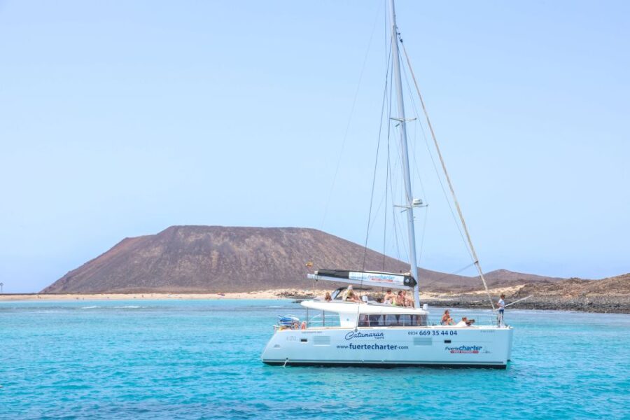 From Lanzarote: Lobos Island and Fuerteventura Day Cruise