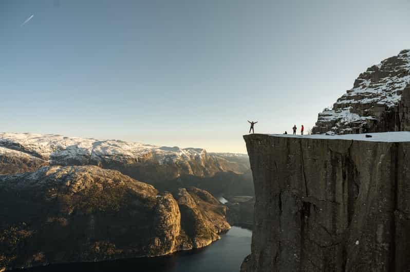 From Stavanger: Guided Winter Hike to Preikestolen