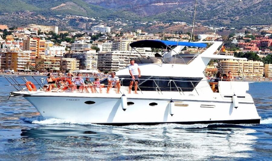 Fuengirola: Dolphin Spotting Yacht Tour With Drinks & Snacks