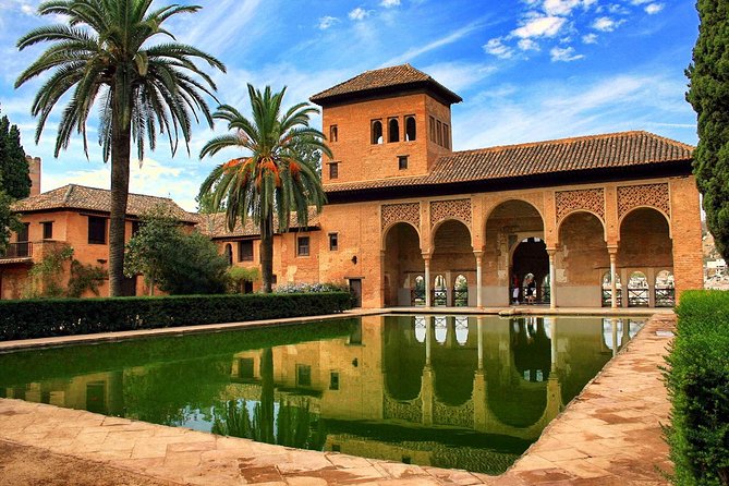 Full Day to Alhambra Palace and Generalife Gardens From Torremolinos