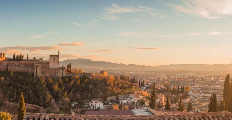 Granada: Albaicin and Sacromonte Sunset Guided Walking Tour - Explore the Albaicin Neighborhood