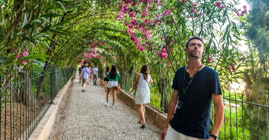 Granada: Alhambra and Generalife Garden Ticket & Guided Tour