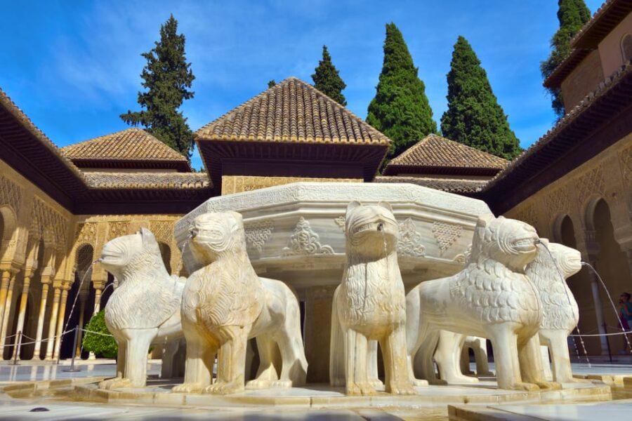 Granada: Alhambra and Nasrid Palaces Private Guide Tour