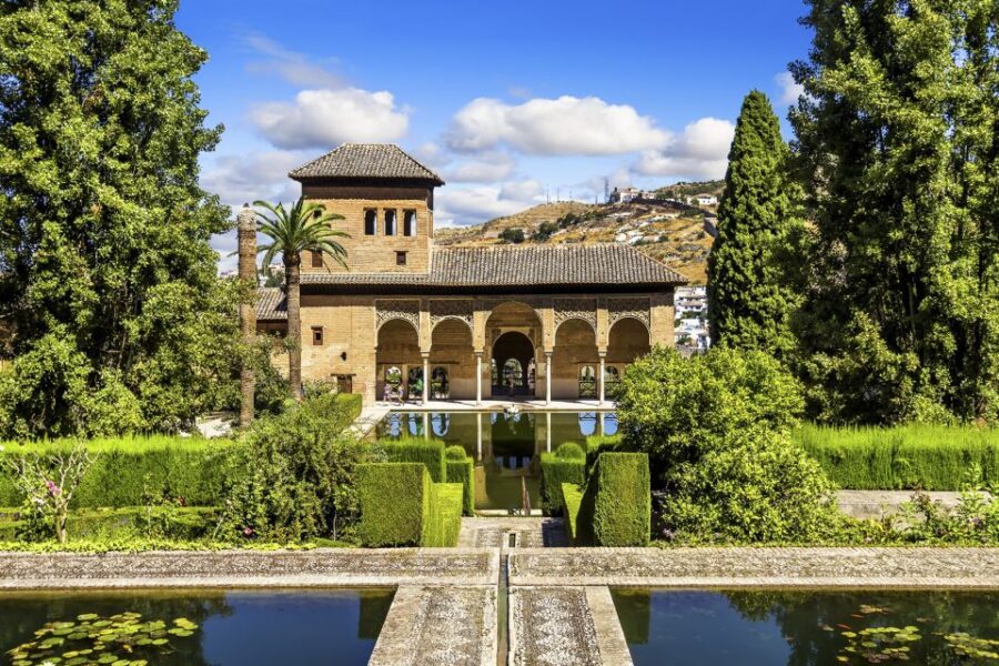 Granada: Alhambra, Gardens and Alcazaba Guided Tour