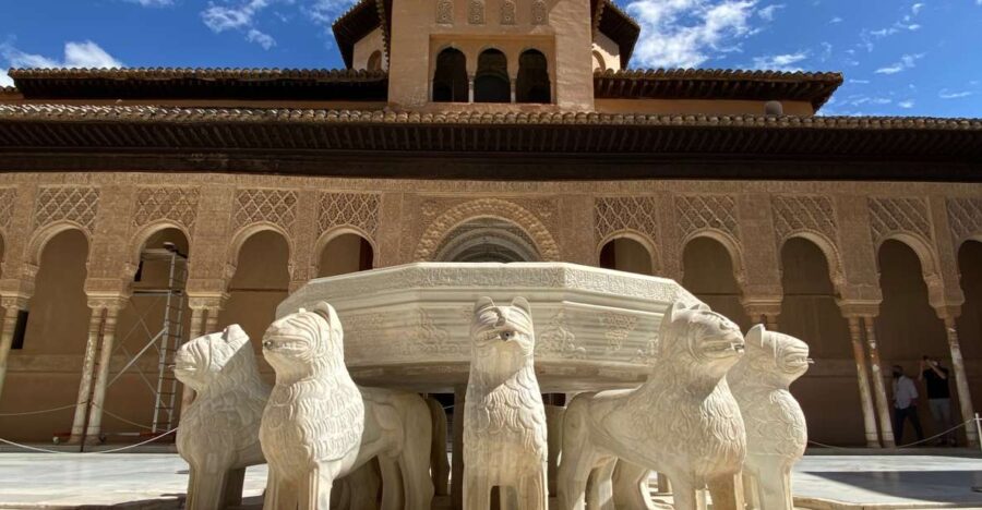 Granada: Alhambra & Generalife Fast-Track Guided Tour
