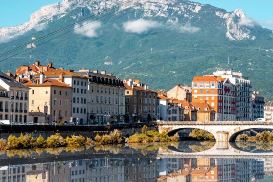 Grenoble: Outdoor Smartphone Game for Bachelor Party