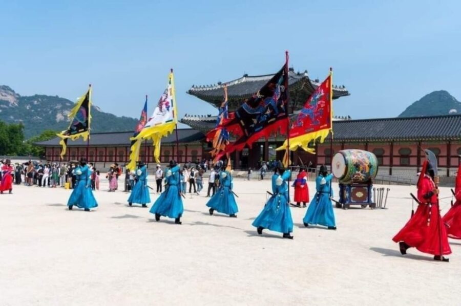 Gyeongbokgung Palace and Seochon Walking Tour With Coin Lunchbox