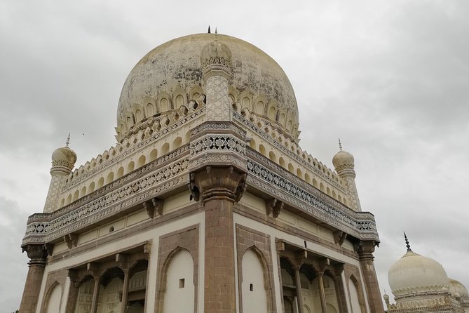 Half Day Hyderabad Tour to Golkonda Fort & Qutub Shahi Tombs in Private Car