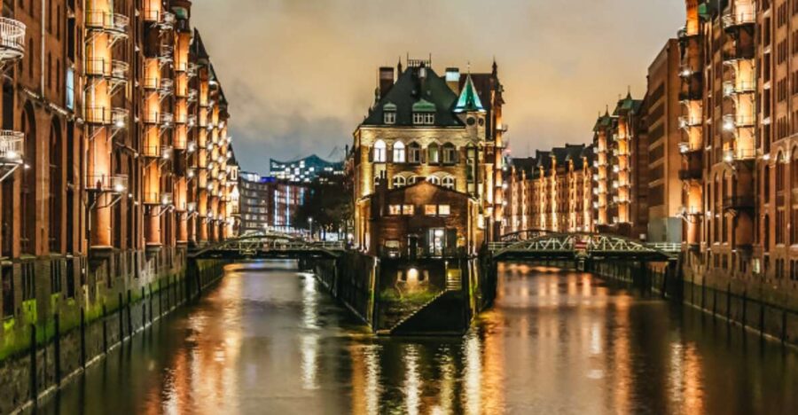 Hamburg: 1.5h Grand Harbor Evening Lights Cruise