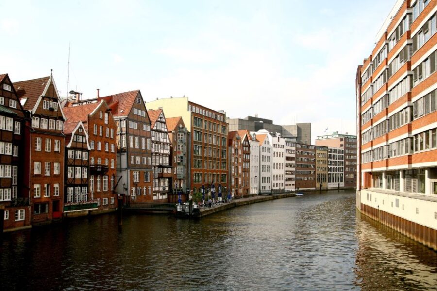 Hamburg: Line F Hop-On Hop-Off Bus City Tour
