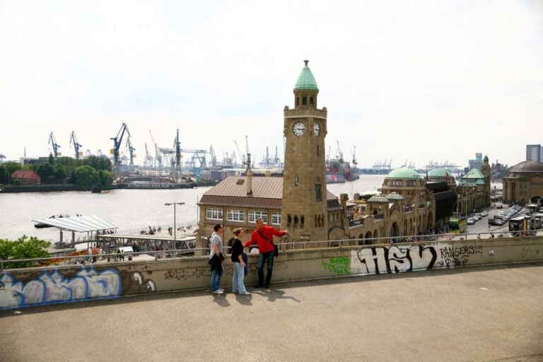 Hamburg: Private Tour Port, St. Michaelis Church & City Hall