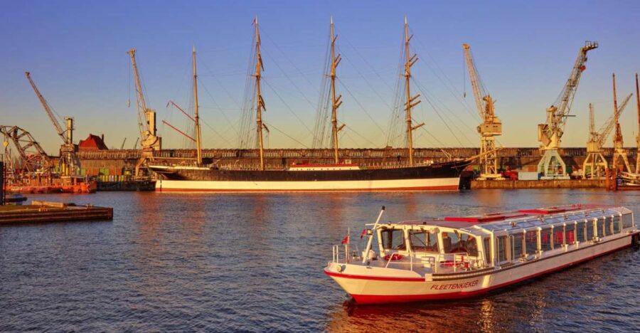 Hamburg: Sightseeing Cruise Through the Citys Waterways