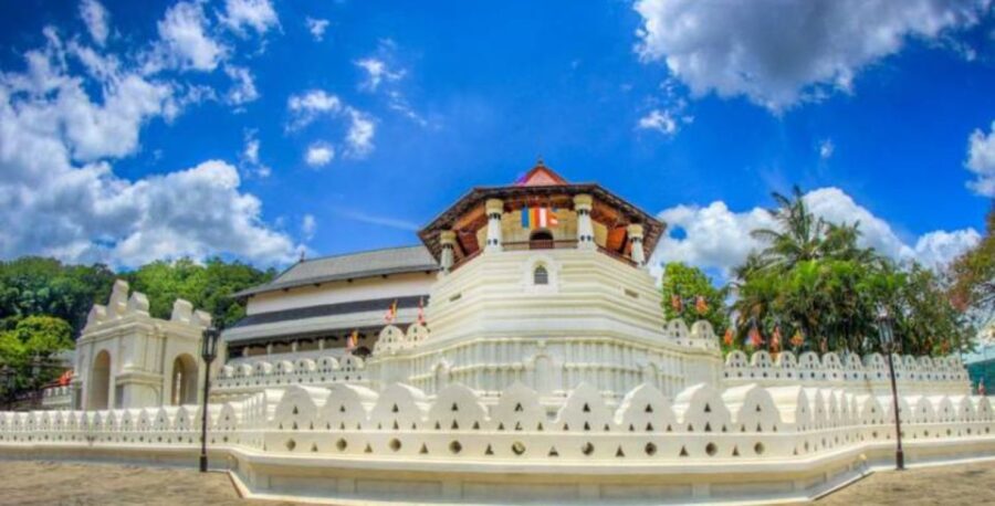 Hill Country Honeymoon: A 5-Day Romantic Getaway - Arrival in Kandy