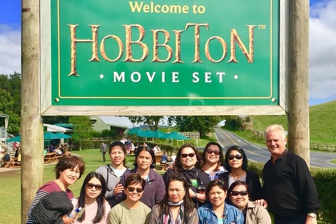 Hobbiton Movie Set and Waitomo Glowworm Caves Guided Day Trip From Auckland