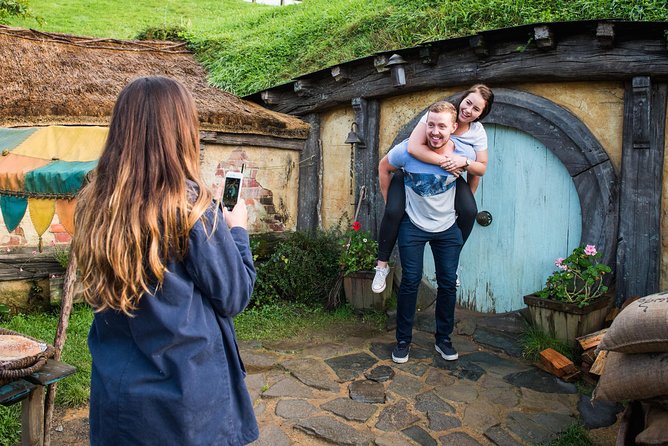 Hobbiton & Waitomo Small Group Tour – EX Auckland