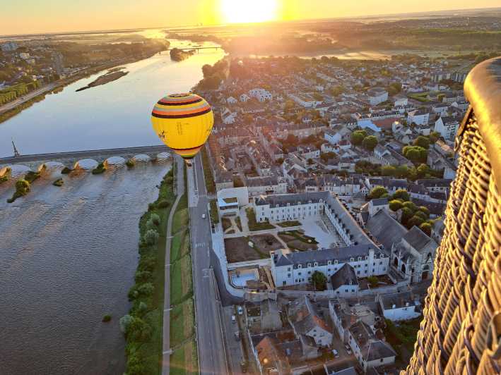 Hot Air Balloon Flight: Chambord, Chenonceau, Cheverny, Blois