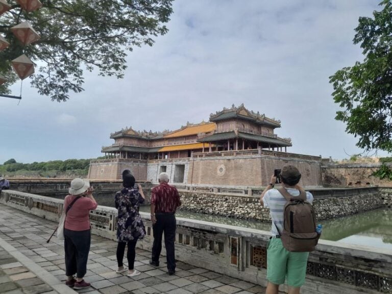 Hue:Deluxe Walking Tour to Imperial City and Dong Ba Market