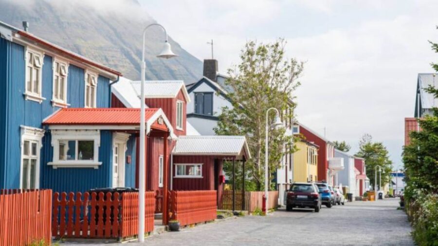 Isafjordur: Hop-on Hop-off Shuttle Bus Ticket