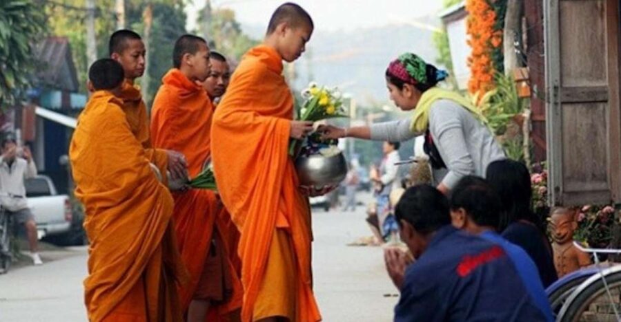 Krabi: Highlights Walking Tour With Buddhist Alms Ceremony