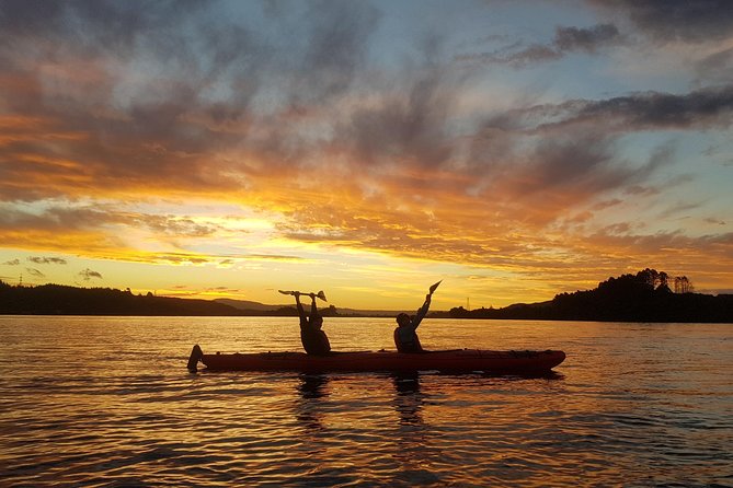 Lake Rotoiti Evening Kayak Tour Including Hot Springs, Glowworm Caves and BBQ Dinner