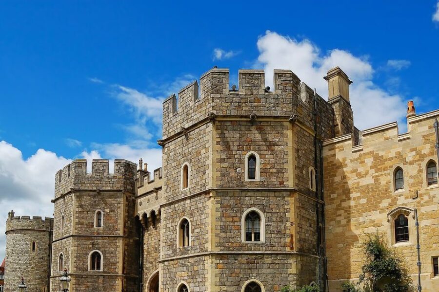 London: Stonehenge, Windsor Castle, Bath, Lacock & Pub Lunch