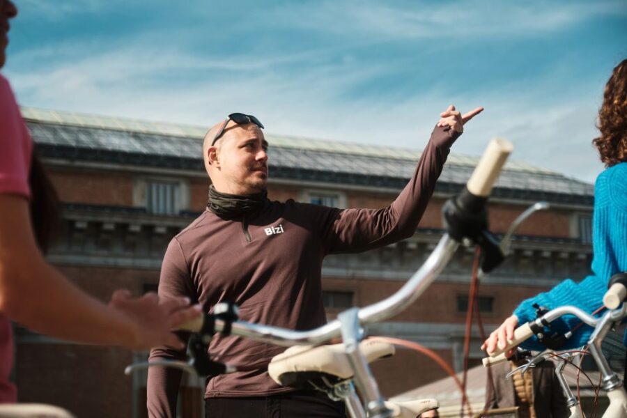 Madrid: City Highlights Guided Vintage Bike Tour - Tour Overview and Details