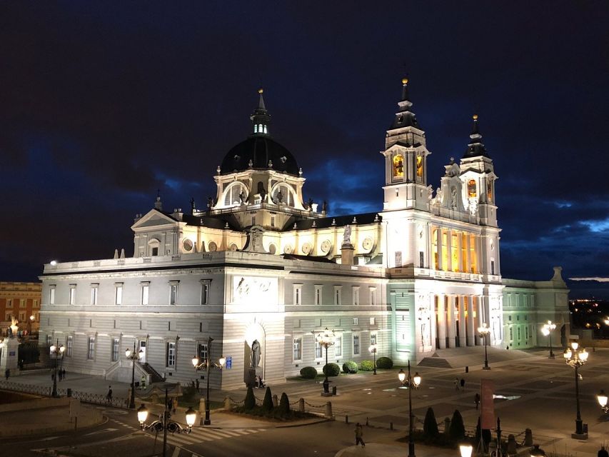 Madrid: Enchanted Evening Walking Tour in Spanish - Tour Overview