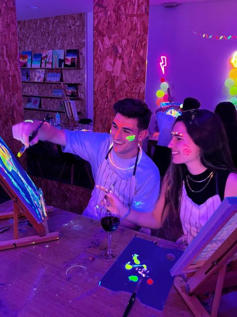 Madrid: Wine Gogh Glow Academy Paint and Sip Classes