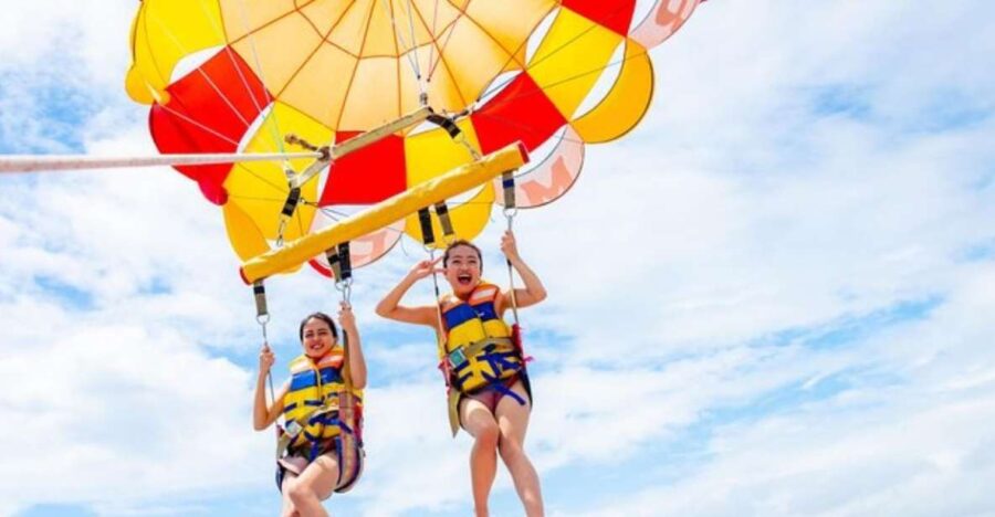 Makadi Bay: Glass Boat and Parasailing With Watersports