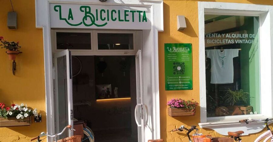 Malaga: Bike Rental for City Discovery Route & Beaches