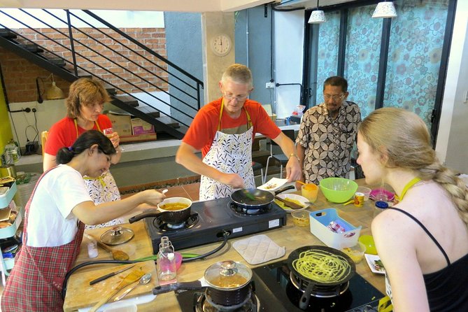 Market Visit & Private Hands-on Cooking Class at Daun Senja - Market Visit and Ingredient Selection