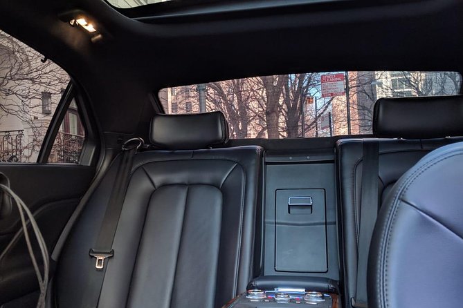 Meet and Greet Private Sedan Transfer From ORD to Downtown Chicago