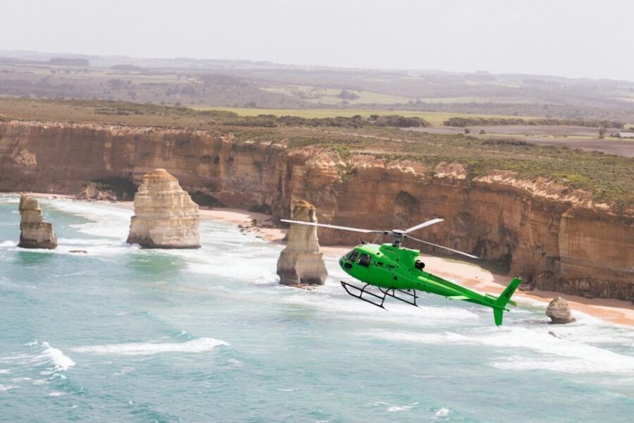 Melbourne: Private Helicopter Flight to the 12 Apostles