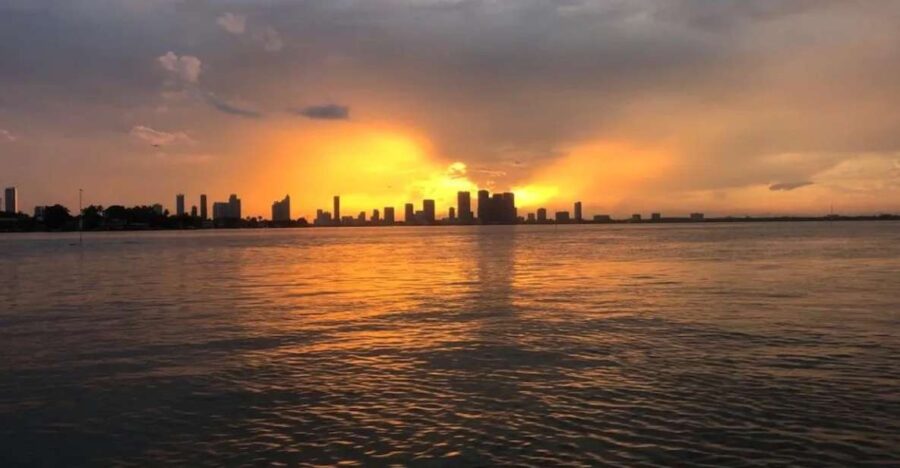 Miami: Private Sunset Boat Tour With Bottle of Champagne