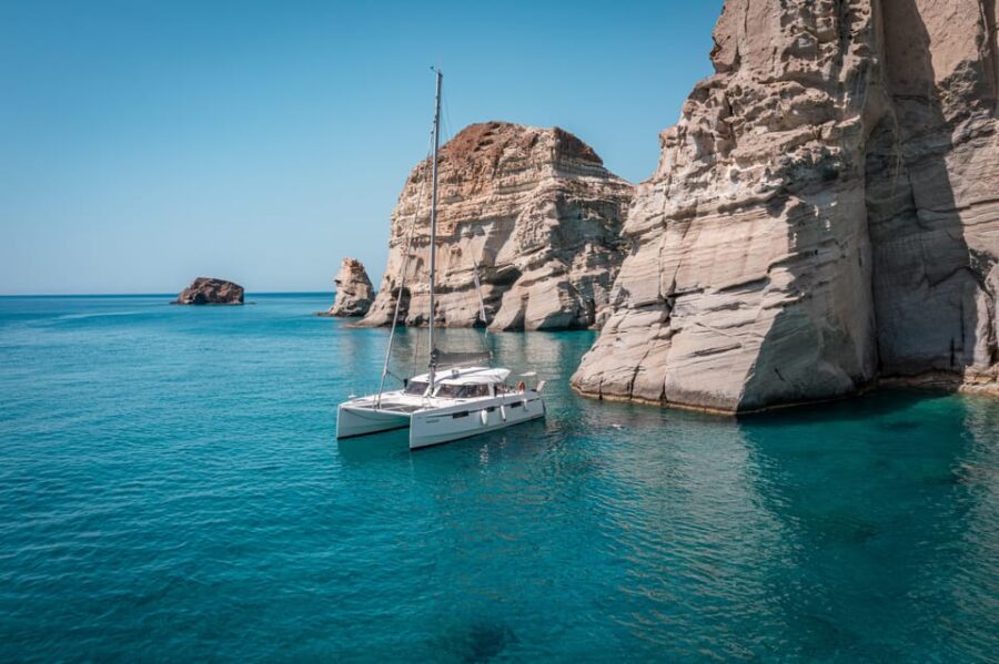 Milos: Full-Day Premium Catamaran Cruise Kleftiko & Polyegos