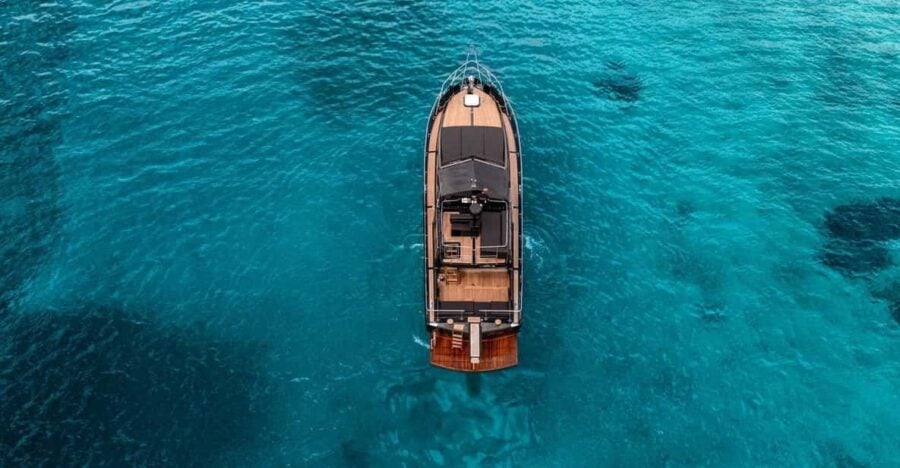 Milos: Luxury Motoryacht Cruise to Kleftiko With Lunch
