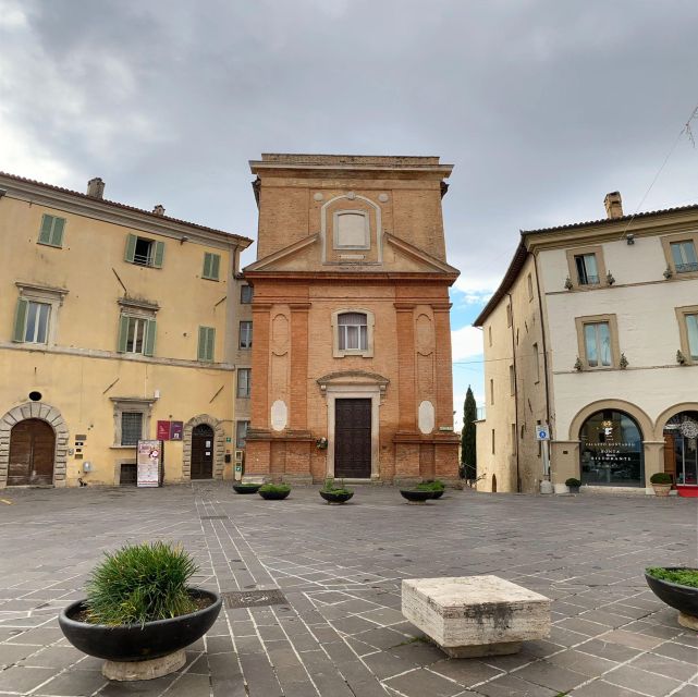 Montefalco: Guided Tour With Vineyard Visit and Lunch