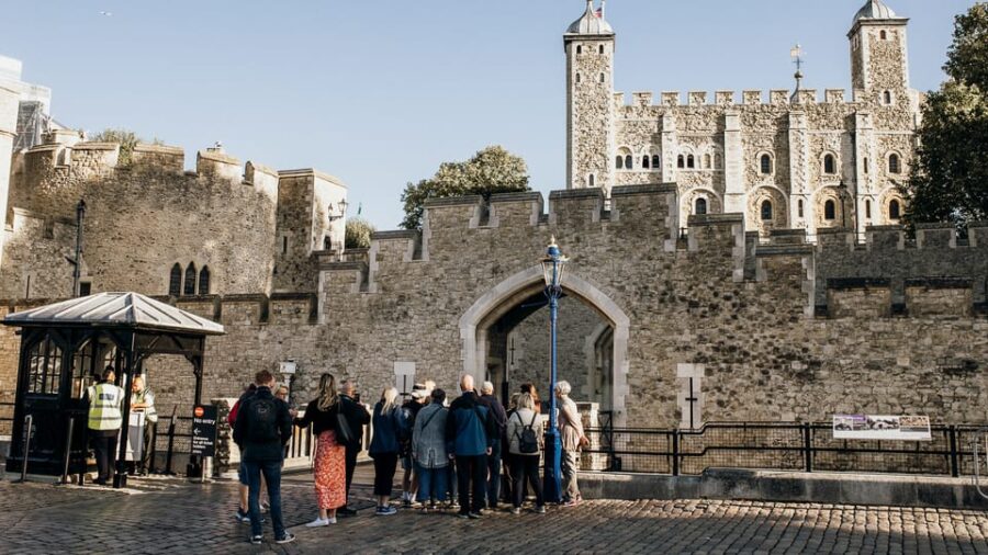 Morning at the Tower With Crown Jewels & Thames River Cruise
