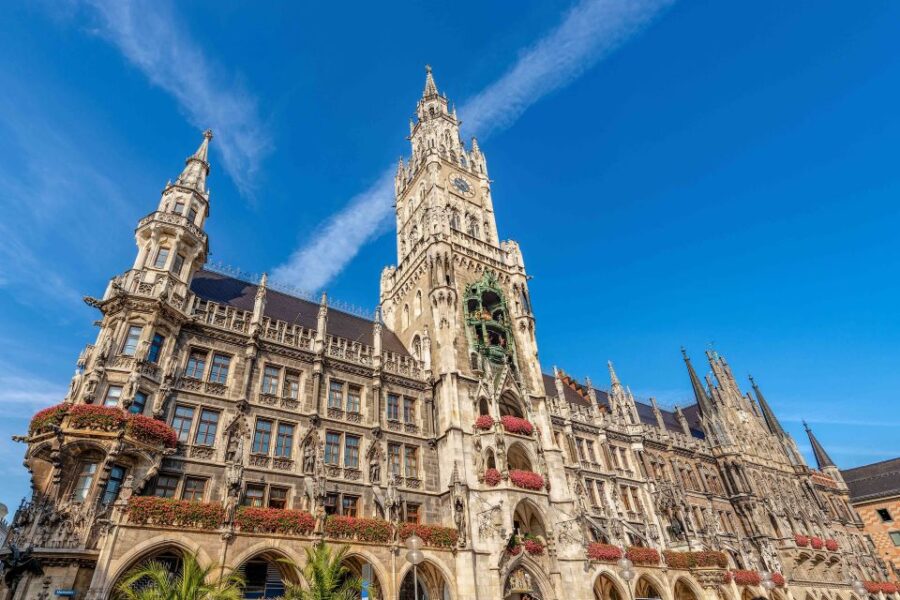 Munich City: Marienplatz and English Garden Walking Tour