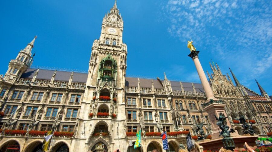 Munich: CityTour-Eisbachwelle Surf – FC Bayern – Marienplatz