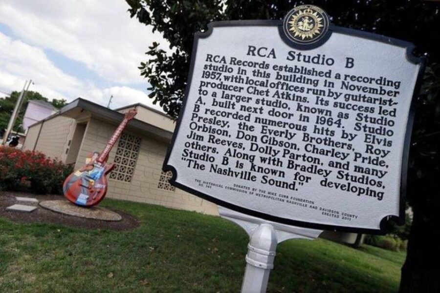Nashville: Private City Tour With Local Singer-Songwriter