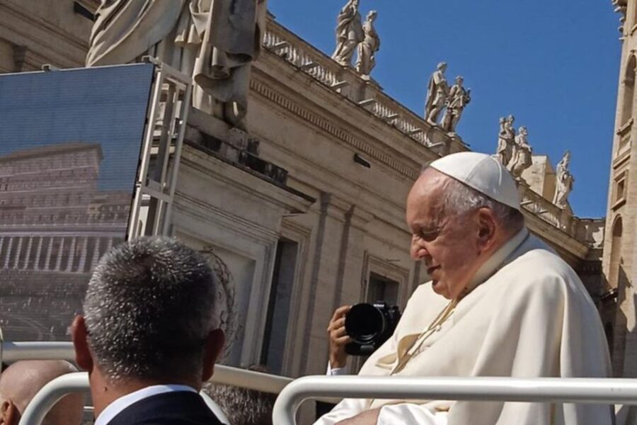 Newlywed Couples Blessing During Pope Francis Audience - Sposi Novelli Blessing Overview