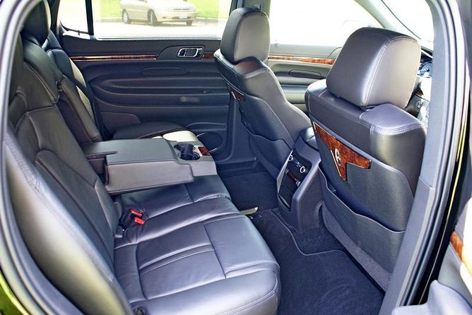 One-Way Private ORD Airport Meet and Greet Transfer by Sedan